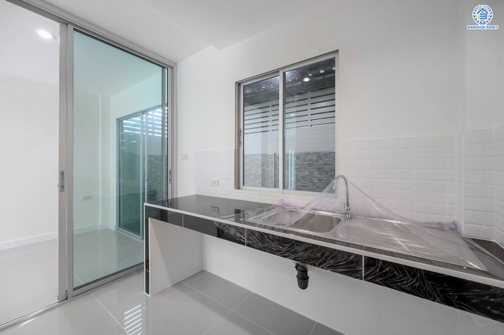 บ้านมือสองตกแต่งใหม่ โครงการ ลุมพินีทาวน์วิลล์ ราชพฤกษ์-นครอินทร์ เนื้อที่ 17.5 ตร.ว. ฟังก์ชัน 3 ห้องนอน 2 ห้องน้ำ จอดรถได้ 2 คัน บรรยากาศโครงการมีความเป็นส่วนตัว พร้อมสิ่งอำนวยความสะดวกโครงการครบครัน บนทำเลดีเชื่อมต่อเข้าเมืองได้ง่าย ทั้งถนนราชพฤกษ์ ถนนนครอินทร์ จุดขึ้นทางด่วน "ศรีรัช"...